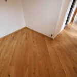 Dubové parkety vo formáte remeň, triedenie markant-rustik, povrchová úprava prírodný olej a kartáč, na parketách je nanesená dodatočná vrstva tvrdého voskového oleja
