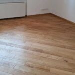 Dubové parkety vo formáte remeň, triedenie markant-rustik, povrchová úprava prírodný olej a kartáč, na parketách je nanesená dodatočná vrstva tvrdého voskového oleja