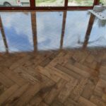 Dubové masívne parkety v triedení rustik, povrchová úprava jemný kartáč a hnedý olej 4V špára