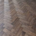 Dubové masívne parkety v triedení rustik, povrchová úprava jemný kartáč a hnedý olej 4V špára