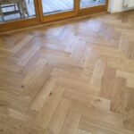 Dub parkety, vzor herringbone-stromček, triedenie Natur-stredné, prírodný olej, kartáč