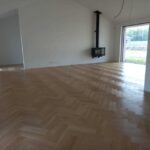 Dubové masívne parkety v hrúbke 15mm šírke 130mm a dĺžke 500mm, povrchová úprava OSMO hardwax prírodný olej, jemne kartáčovaný povrch